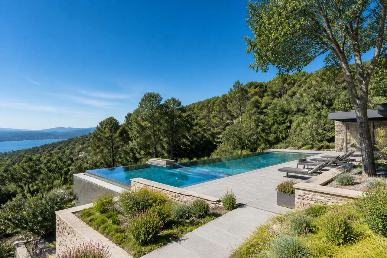 Construire une piscine sur un terrain en pente : défis et aménagements Construire une piscine sur un terrain en pente : défis et aménagements
